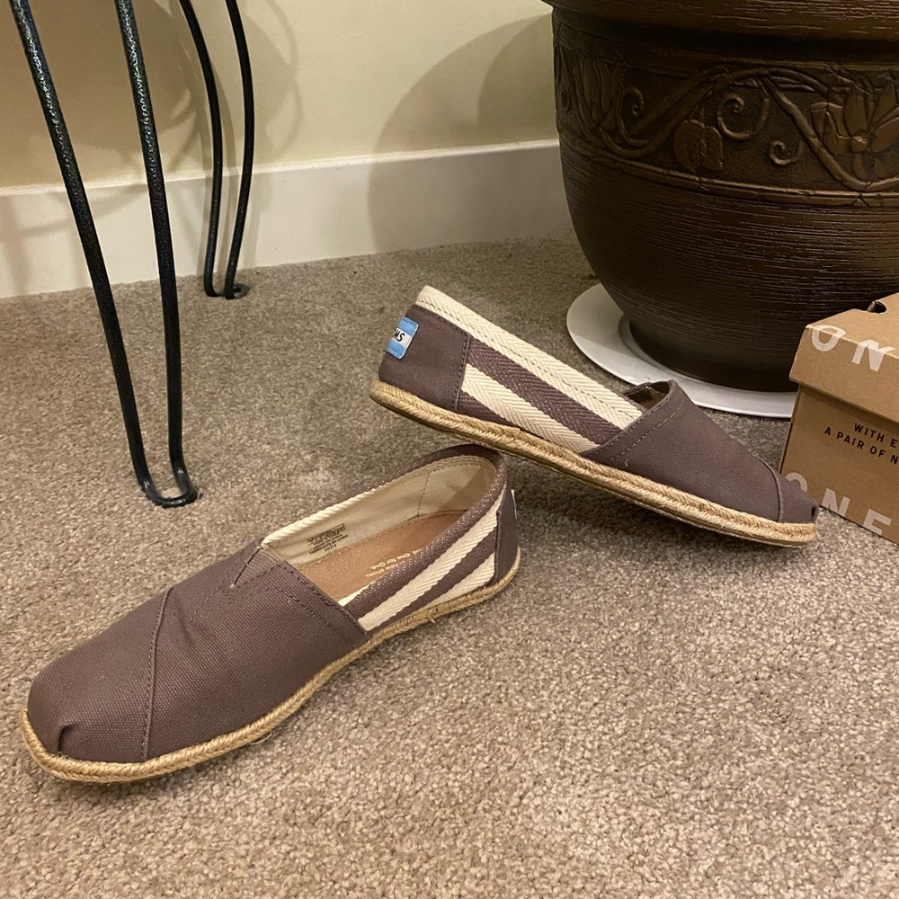 TOMS women’s 7 grey and stripe shoe